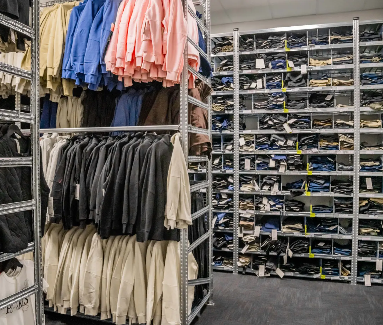 Retail apparel storage system with mixed hanging and shelving for efficient stockroom organisation